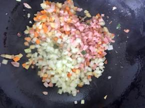 加入黄瓜丁，火腿丁炒匀