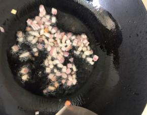 先炒圆葱至透明