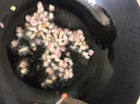 先炒圆葱至透明