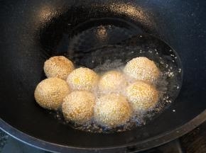 油热7 8成，放入丸子炸金黄即可