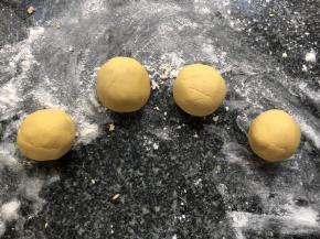 揉成面团，分成等份小剂子