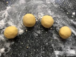 揉成面团，分成等份小剂子