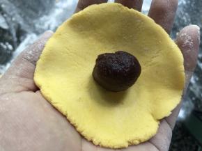 压扁放入豆沙馅