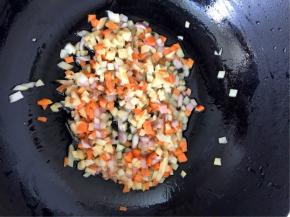 再加入土豆丁、胡萝卜丁炒几下