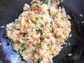 翻炒均匀后关火加入葱花