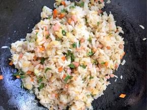 翻炒均匀后关火加入葱花