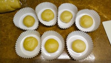 拿出面团排气，滚成圆形放入模具纸里