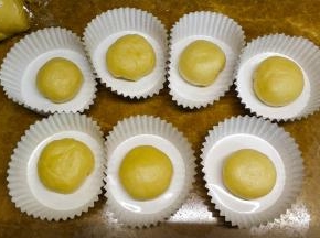 拿出面团排气，滚成圆形放入模具纸里