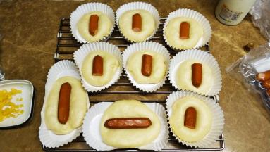 二次发酵完成拿出，放入香肠压实