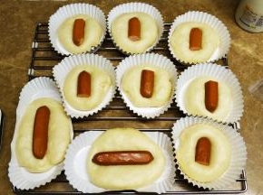 二次发酵完成拿出，放入香肠压实