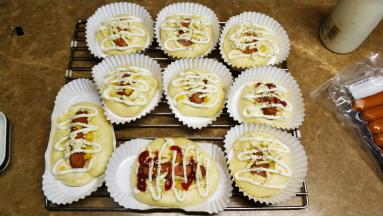 撒入芝士碎、白芝麻、杂锦香草碎、挤上沙拉酱、番茄酱