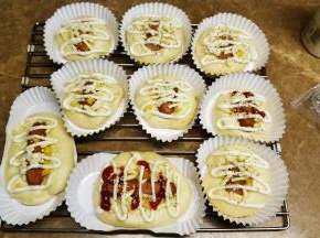 撒入芝士碎、白芝麻、杂锦香草碎、挤上沙拉酱、番茄酱