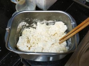 搅拌均匀，加入酵母放回面包机里按发面功能