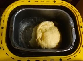 20分钟面包机发出提示声，放入黄油至一发完成