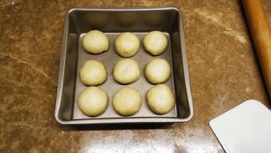 一发完成后分成九等份，滚圆排入正方形模具里，放入烤箱完成二次发酵