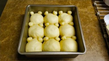 二次发酵好后，小耳朵粘点水粘在每团面团上向。放入烤箱180度20分钟