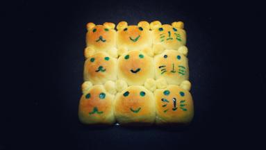 用巧克力笔画上眼睛、嘴巴（请自动忽视我的画功，巧手的小仙女们一定会画得萌萌哒）烤好才发现巧克力笔用完了，只有粘点酱代替ヾ(༎ຶД༎ຶ)ﾉ