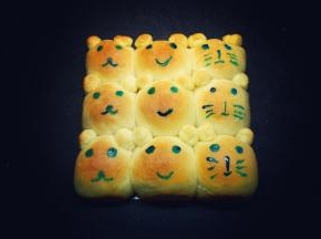 用巧克力笔画上眼睛、嘴巴（请自动忽视我的画功，巧手的小仙女们一定会画得萌萌哒）烤好才发现巧克力笔用完了，只有粘点酱代替ヾ(༎ຶД༎ຶ)ﾉ