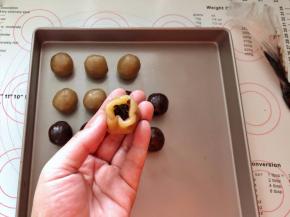 7、称量好月饼馅，每个20克，手指按出一个小孔，挤入5克巧克力流心馅。