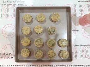 13、压出月饼坯，用喷壶喷少许清水。