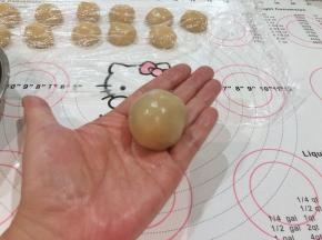 11、虎口朝上慢慢收拢收口，揉圆。