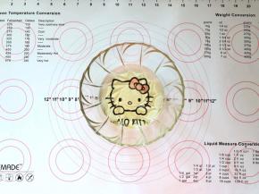 1、把转化糖浆、花生油、枧水倒入碗中。