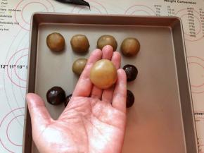 8、收紧收口，揉成圆球。