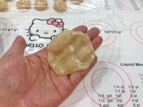 9、松弛好的面皮分成25克一个，用手按成圆形。