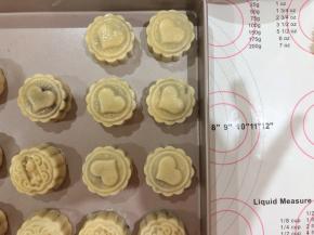 15、取出刷上一层薄薄的蛋黄水，重新放入烤箱转180度烤10分钟后取出。