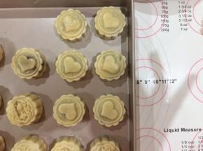 15、取出刷上一层薄薄的蛋黄水，重新放入烤箱转180度烤10分钟后取出。