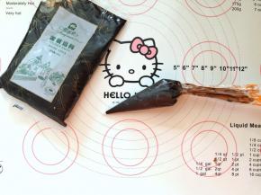 6、巧克力流心馅放入冰箱冷藏过夜后装入裱花袋里。