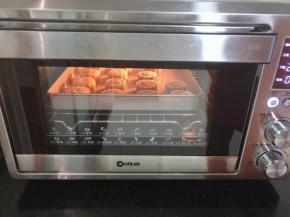 14、烤箱预热至200度，放入月饼烘烤5分钟定型。