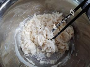 主材料拌匀，揉成光滑面团。