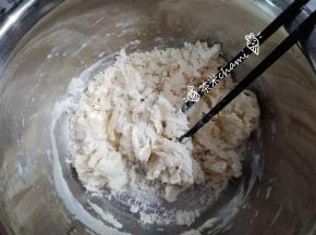 主材料拌匀，揉成光滑面团。