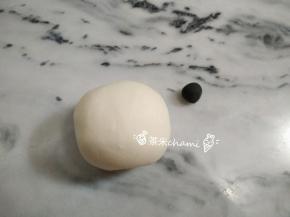 分出5克的面团，揉入竹炭粉。
