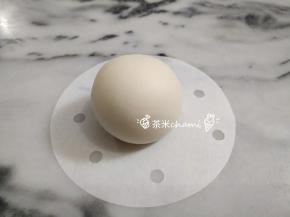 把面团平均分成每个35克的剂子。排气，揉圆。