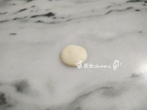 然后压扁，当茶盖子。