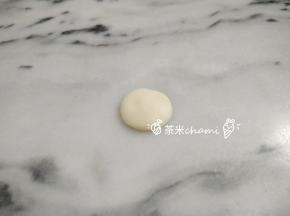 然后压扁，当茶盖子。