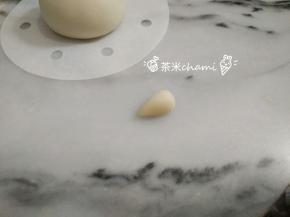接着搓1克的面团，搓尖当壶嘴。