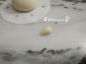 接着搓1克的面团，搓尖当壶嘴。