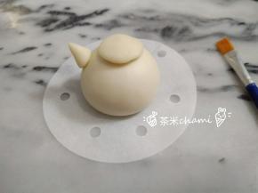 再抹水粘到壶身上。