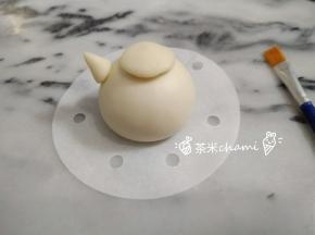 再抹水粘到壶身上。