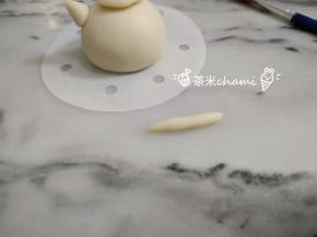 接着搓出壶把，先搓成小细条。