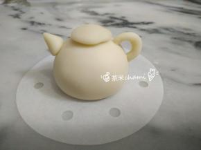 弯曲后，两头贴在壶身上。