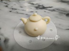 搓一个小绿豆般的面团当鼻子。