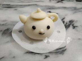竹炭粉搓出小眼睛和嘴巴。
夏天室温发酵半小时，冬天烤箱30度发酵半小时，
主要还是看状态，轻按面团回弹，轻盈感，发大发轻，便可上炉蒸十分钟。
