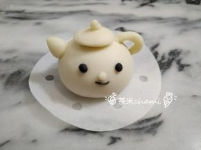 竹炭粉搓出小眼睛和嘴巴。
夏天室温发酵半小时，冬天烤箱30度发酵半小时，
主要还是看状态，轻按面团回弹，轻盈感，发大发轻，便可上炉蒸十分钟。