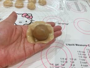 10、放入流心月饼馅。