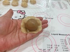 10、放入流心月饼馅。