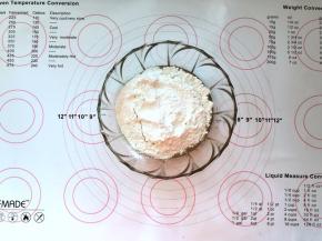 3、倒入中筋面粉。